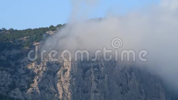 克里米亚的一座山上漂浮着云视频的预览图