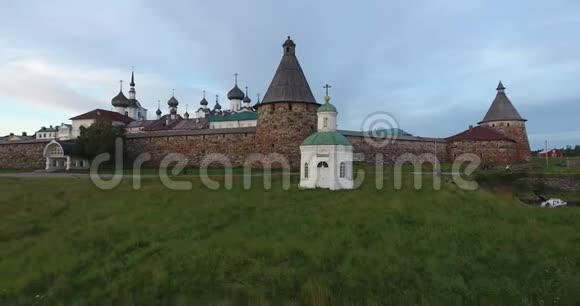 从鸟瞰索洛维基修道院景色白海俄罗斯阿汉格尔斯克地区视频的预览图