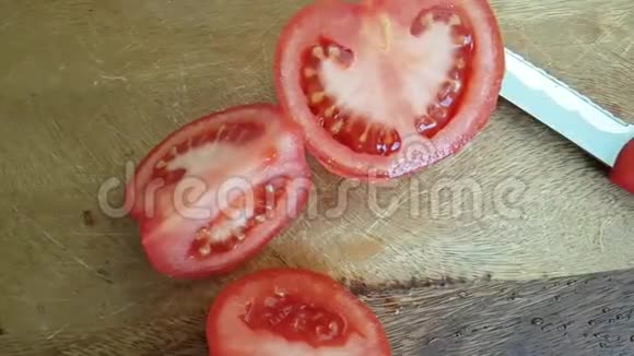 西红柿切在木板上健康视频的预览图
