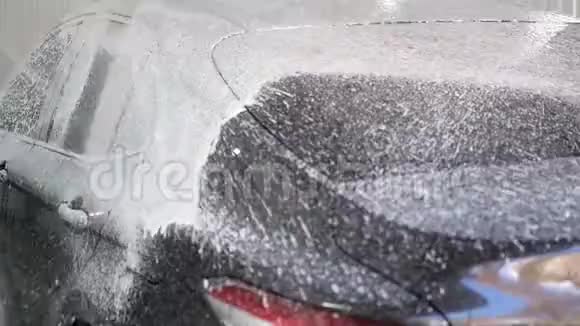 在汽车上涂上泡沫为汽车做化学实验把车洗干净视频的预览图