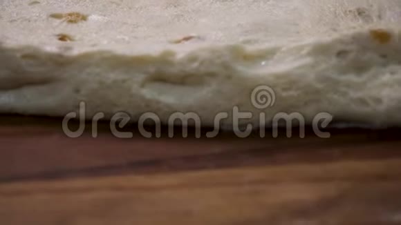接近生面团与小葡萄干准备烘焙美味的食物概念库存录像生的糕点躺着视频的预览图