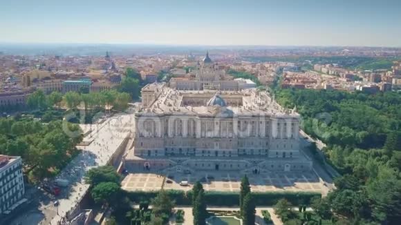 西班牙马德里PalacioReal或皇家宫殿的鸟瞰图视频的预览图