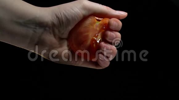 用手捏番茄的汁液视频的预览图