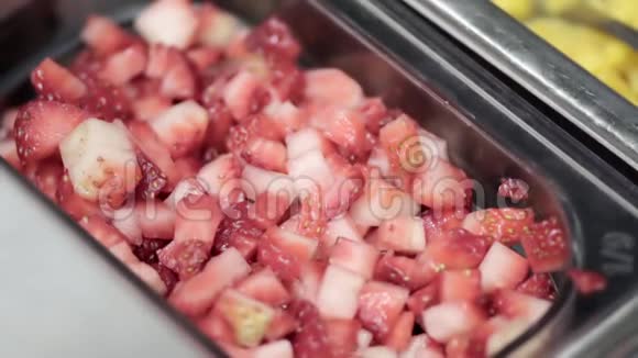 餐厅容器上的草莓碎片视频的预览图