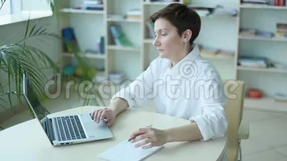 办公室工作人员女孩宽敞的办公室笔记本电脑视频的预览图