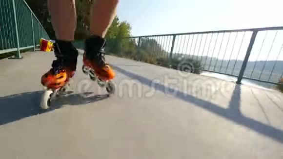 关闭内排滑轮腿在湖桥路上用硬壳溜冰视频的预览图