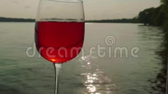 左面镶有红葡萄酒的酒杯视频的预览图