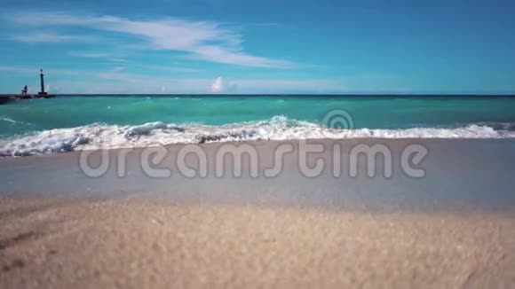在海滩上冲浪视频的预览图