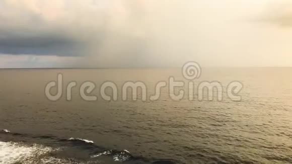 海洋地平线暴风雨的云暗深的水面视频的预览图