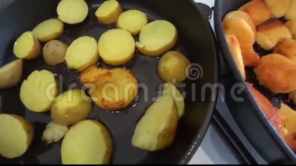 自制的土豆和鸡块放在煎锅里煎视频的预览图