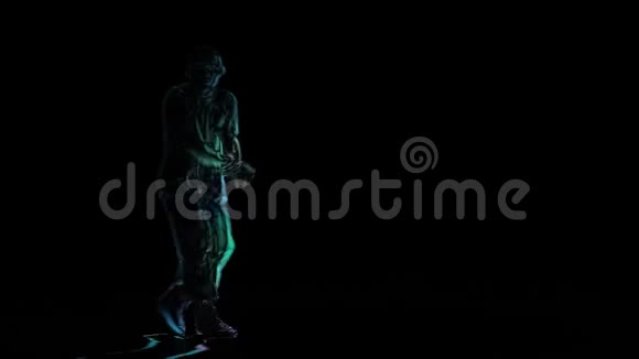 霓虹灯影打破者男子表演黑色背景计算机处理视频的预览图