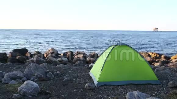 石滩上的旅游帐篷黎明时间圈视频的预览图
