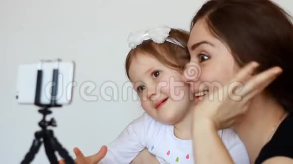 快乐微笑的母婴博主为社交网络制作视频并通过摄像头录制视频视频的预览图