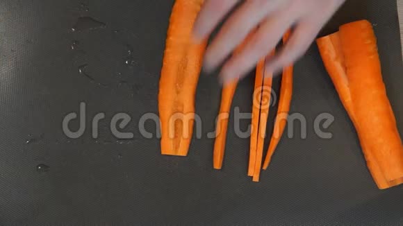 厨师切胡萝卜烹饪过程手切胡萝卜厨师切胡萝卜视频的预览图