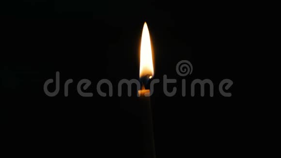 蜡烛上的火焰在东正教古老的黑暗神庙燃烧和闪耀视频的预览图