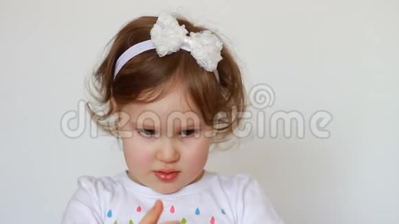 有趣的小女孩吃糖果一个快乐可爱的孩子表达了不同的情绪微笑和取笑特写镜头视频的预览图