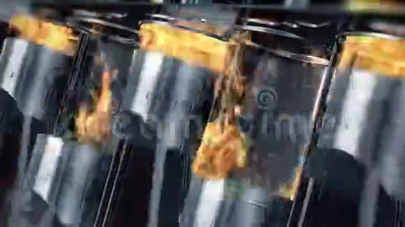 发动机缓慢运动的特写镜头燃料爆炸视频的预览图