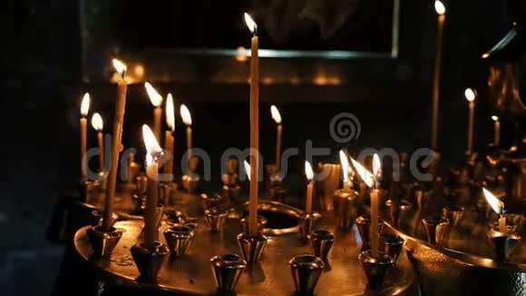 蜡烛在东正教古寺香炉里燃烧站在沙上慢动作视频的预览图