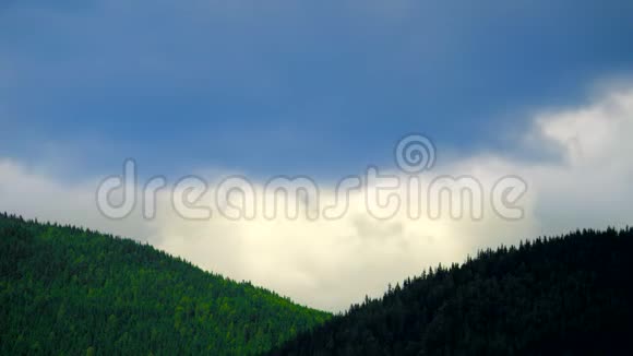 有森林的山美丽的蓝天伴云自然时光视频的预览图