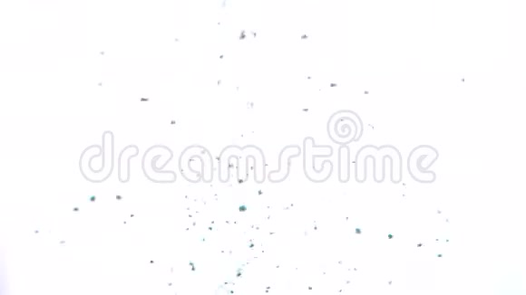 青绿色干墨落入水中溶解并在白色背景上着色Aqual蓝色颜料在视频的预览图
