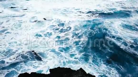 蓝色的海白色的泡沫潮气浪视频的预览图