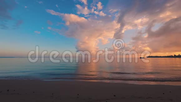 美丽的日出在异国的海滩上蓝天下的热带海波视频的预览图