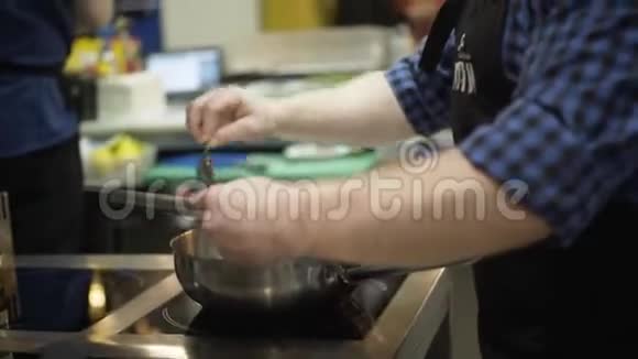 厨房炒锅专业厨师特写行动烹饪厨师用油炸食品熏制视频的预览图