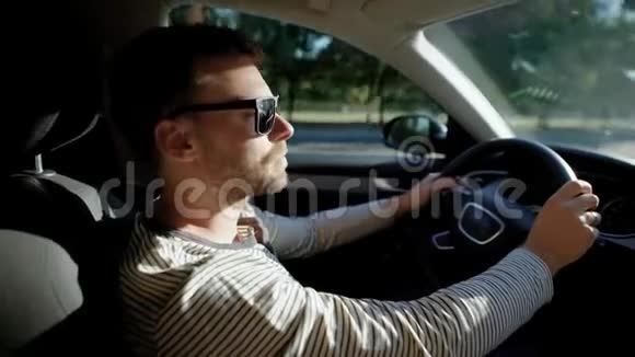 一个人正在开一辆现代汽车一个长着胡须的英俊男子戴着防晒眼镜自信地骑着马视频的预览图