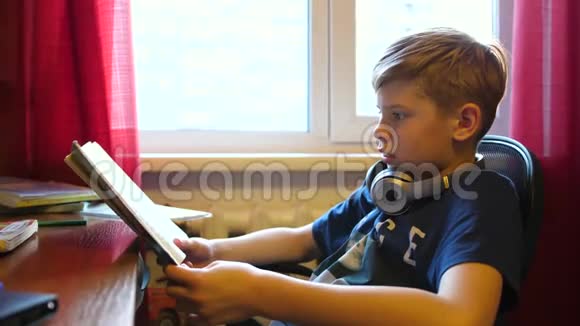 男孩坐在学校服务台工作学校教育读书视频的预览图