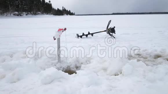 背景为基底的冰捕鱼线视频的预览图
