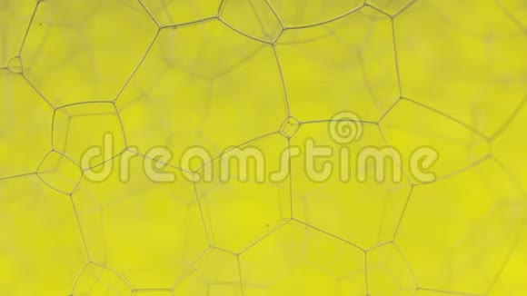 旋转的自然黄色不寻常结构的气泡特写镜头视频的预览图