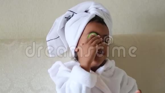 幼儿在美容院脸上贴黄瓜视频的预览图