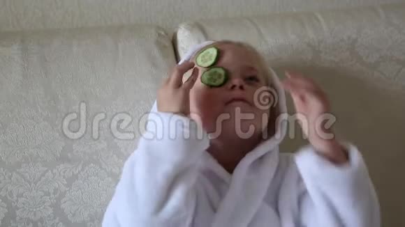 幼儿在美容院脸上贴黄瓜视频的预览图