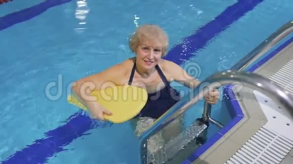 老年妇女邀请到游泳池游泳视频的预览图