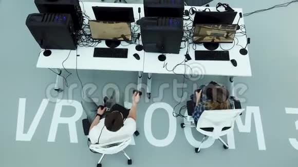 一个现代办公室的俯视图用虚拟现实眼镜测试游戏专家现代技术概念男子视频的预览图