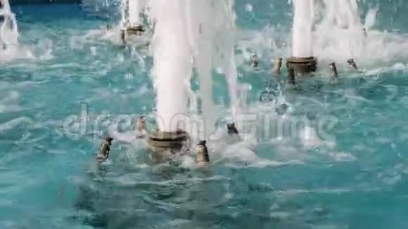 小镇中心的喷泉高高的溪流游泳池的蓝色水晴天市中心天气温暖视频的预览图