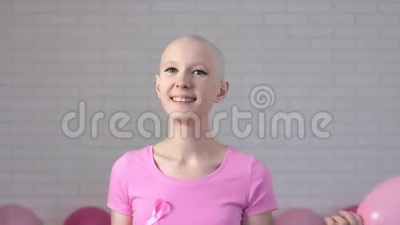 幸福的乳腺癌幸存者女人从粉红色的气球里出来微笑着看着镜头乳腺癌视频的预览图