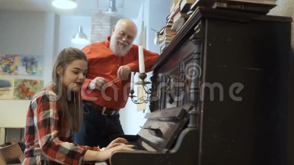 漂亮女孩为爷爷弹钢琴视频的预览图