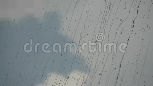 玻璃窗上的雨滴运动视频的预览图