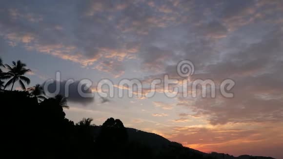 雄伟的热带紫色夏季夕阳笼罩着群山的轮廓戏剧性的黄昏多云的空中景色视频的预览图