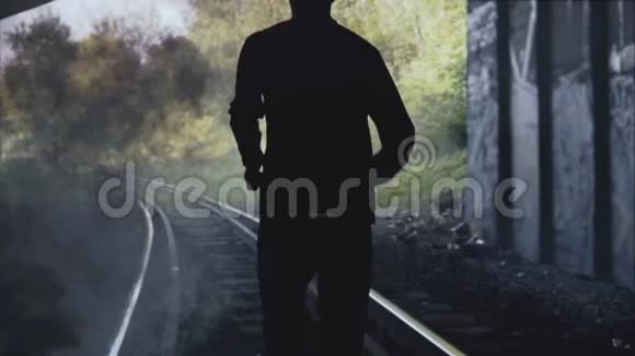 慢动作男子跑出黑暗的烟雾隧道后景抽象剪影镜头生与死逃离危险视频的预览图