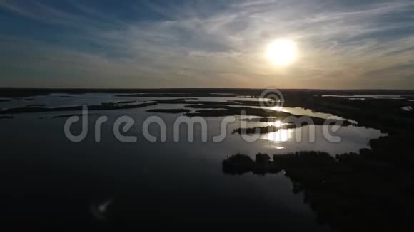 日落时带芦苇的河流从高处俯瞰视频的预览图