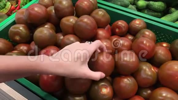 买家在超市选择黑王子西红柿视频的预览图