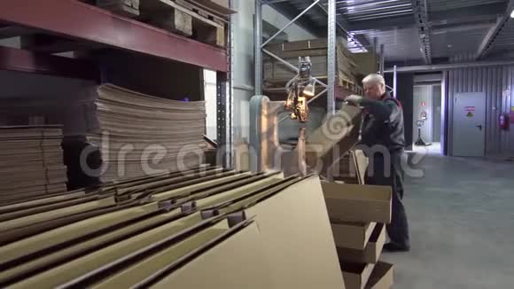 男工在工厂里做箱子视频的预览图