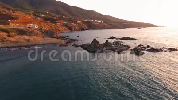 在塞浦路斯波莫斯日落时分无人机捕捉美丽的岩石海滩视频的预览图