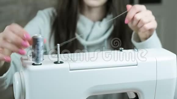 裁缝准备缝纫机工作抓住了线索视频的预览图