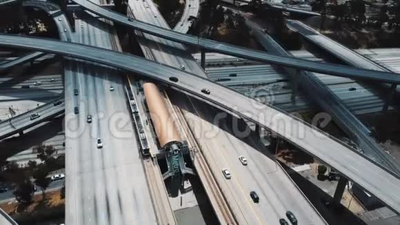 美国洛杉矶一个大型高速公路交叉口的无人机航景图该交叉口和桥梁系统复杂视频的预览图