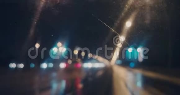 在雨夜沿着高速公路行驶视频的预览图
