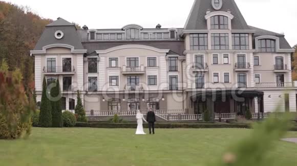 新郎新娘回宫后景视频的预览图