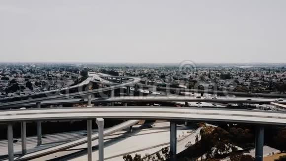 无人机在洛杉矶的大型公路交叉口向右移动汽车通过多个车道水平视频的预览图